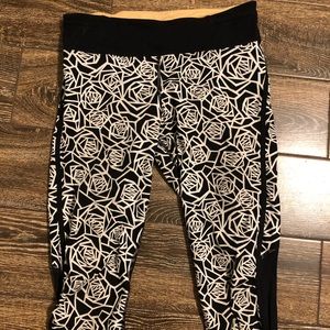 Lululemon geometric rose crop legging